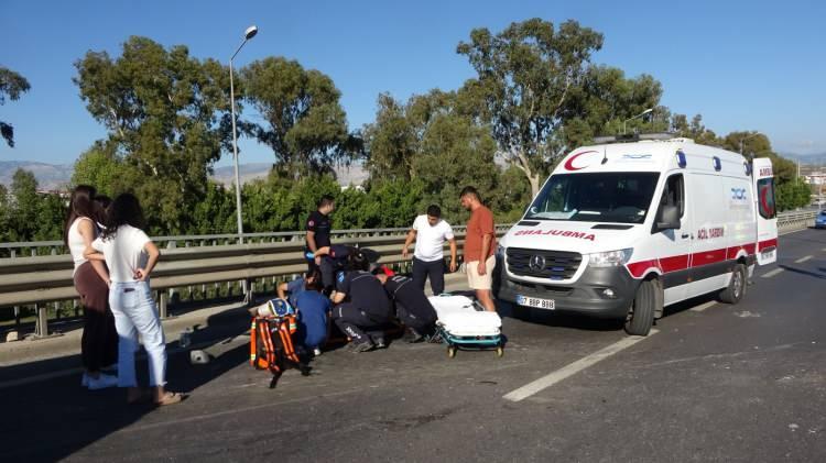 <p>Diğer taraftan otomobilin bariyerlere çarpması sırasında köprülü kavşağın diğer şeridine savrulan büyük bir parçasının üzerinden geçen Ramazan B.'nin kullandığı 07 HTG 14 plakalı hafif ticari aracın sol ön tekeri patlarken, sürücü aracını yaklaşık 800 metre uzaklıkta durdurabildi. </p>
