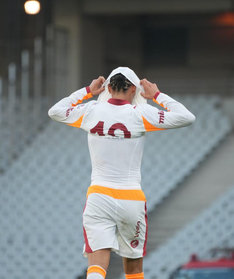 <p>Lig ve Avrupa'da oynanan ilk 8 maçın tamamına 11'de çıkan Sane, bir türlü form tutamayınca, Okan Buruk Liverpool ile Beşiktaş sınavlarında yıldız ismi kulübeye çekti.</p>
