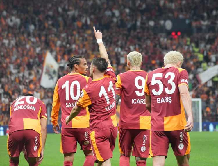 <p>2- Uzun yıllardır İngiltere-Almanya-ABD üçgeninde yaşayan Sane, Türkiye'ye hemen uyum sağlayamadı.</p>
