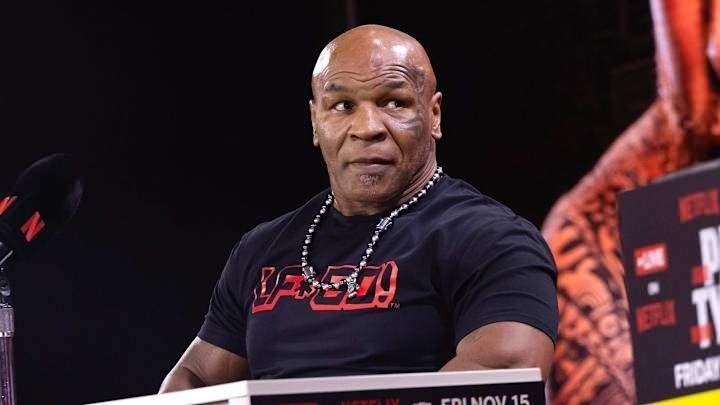 <p><strong><span style="color:#B22222">MİKE TYSON </span> |  MÜSLÜMAN</strong> (Hristiyandı)</p>

<p> </p>

<p>Mike Tyson, 1992'de hapse girdiği dönemde İslamiyet’i kabul etti ve Malik Abdul Aziz adını aldı. Hapiste geçirdiği süre boyunca İslam’ın kendisine iç huzur ve disiplin kazandırdığını belirtti.</p>
