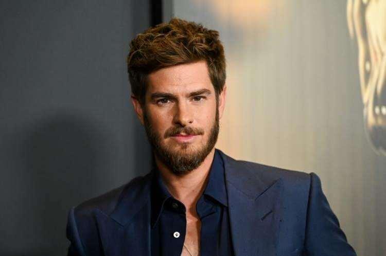 <p><strong><span style="color:#B22222">ANDREW GARFIELD</span>  |  AGNOSTİK</strong>  (Yahudiydi)</p>

<p> </p>

<p>Andrew Garfield genellikle agnostik olarak tanımlanıyor. </p>

<p> </p>

<p>Agnostik: Agnostisizm, tanrı veya tanrısal varlıkların varlığının veya yokluğunun bilinemez olduğunu savunan bir felsefi görüştür</p>
