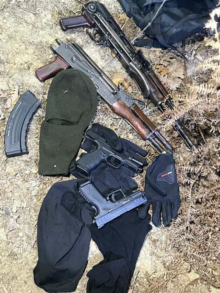 <p>Başsavcılığın açıklamasında, olayı gerçekleştiren şüphelilerin, kaçtıkları Arnavutköy ilçesi civarında yakalandıkları, emniyet güçlerince yapılan aramada, olayda kullanılan 2 kalaşnikof, 2 tabanca olmak üzere toplam 4 silah, kar maskesi ve eldiven gibi eşyaların ele geçirildiği bildirilmişti.</p>

