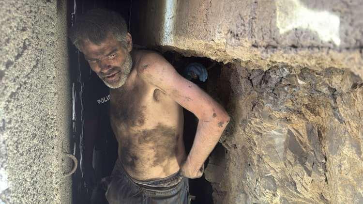 <p>Önce boyunluk takılan adam, sedyeye alınarak ambulansa konuldu. Ardından da Okmeydanı Prof. Dr. Cemil Taşçıoğlu Şehir Hastanesine kaldırılarak tedavi altına alındı. 6 saat süren operasyon DHA kamerasına saniye saniye yansırken, polis olayla ilgili soruşturma başlattı.</p>

<p> </p>
