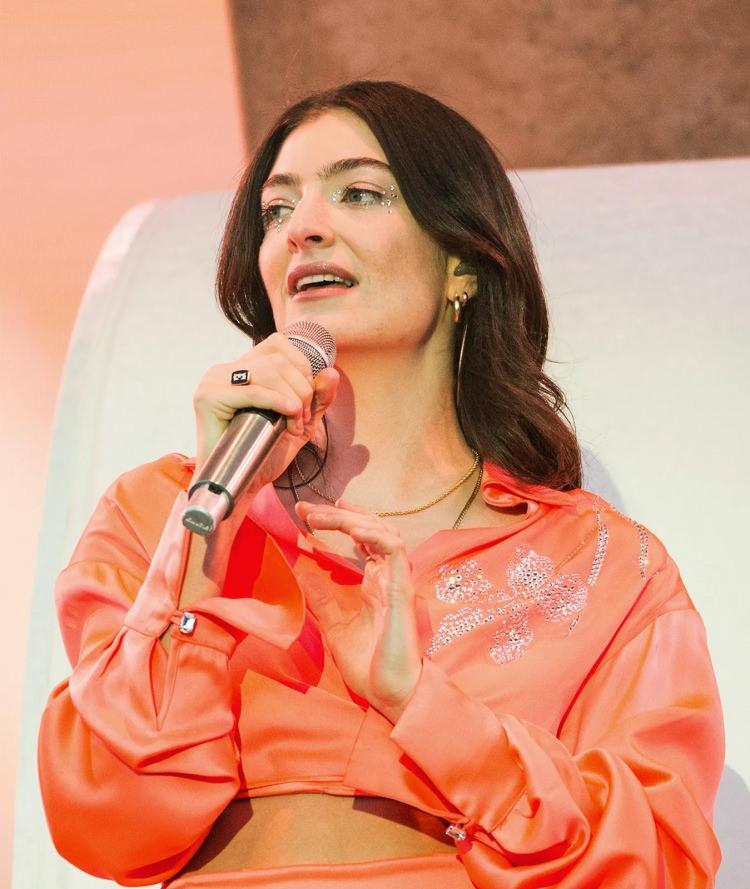 <p>Yeni Zelandalı pop yıldızı <strong>Lorde</strong>, geçtiğimiz günlerde <strong>New York'</strong>ta gerçekleştirdiği konser sırasında yaptığı "<strong>Özgür Filistin</strong>" çağrısıyla dikkatleri üzerine çekti. </p>