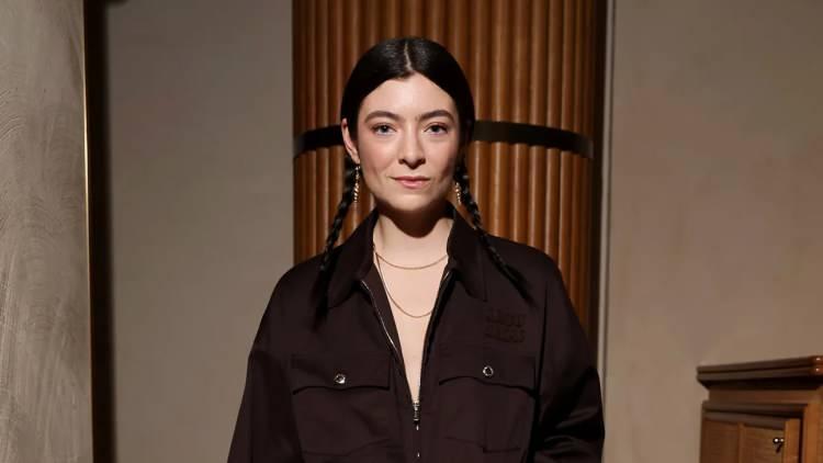 <p>Konserin sırasında, sahne <strong>Filistin bayrağı</strong>yla aydınlatılırken, ünlü şarkıcının <strong>İsrail'</strong>e yönelik kullandığı ifadeler de büyük bir yankı uyandırdı.</p>