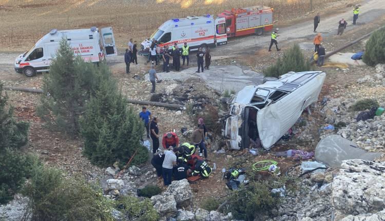 <p>Mersin'in Erdemli ilçesinde domates toplamaya giden tarım isçilerini taşıyan minibüsün kaza yapması sonucu 4 kişinin hayatını kaybetmesine, 14 kişinin de yaralanmasına neden olan sürücünün ehliyetsiz olduğu ortaya çıktı. Kazada öldüğü değerlendirilen bir kişiden nabız alınması üzerine şahsın hayata döndürüldüğü ve entübe edildiği öğrenildi.</p>
