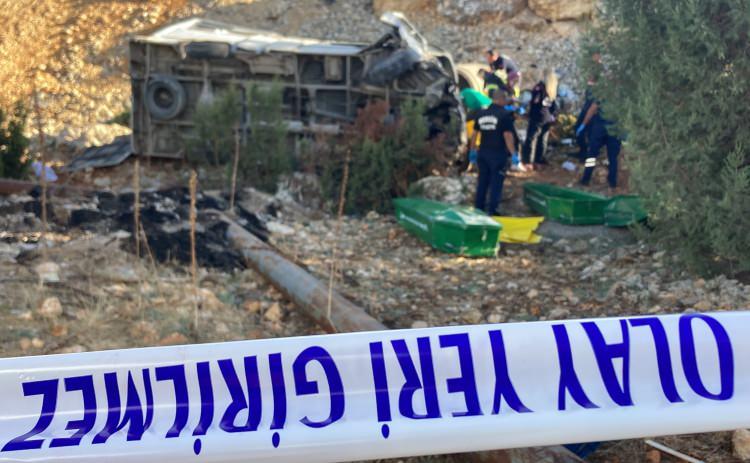 <p>Alınan bilgiye göre, 19 yaşındaki Cemal K. idaresindeki 33 VLP 55 plakalı minibüs, rot milinin çıkması üzerine sürücüsünün direksiyon hakimiyetini kaybetmesi ile yaklaşık 10 metrelik şarampole uçtu. Kazayı görenlerin ihbarı üzerine olay yerine itfaiye, sağlık ve jandarma ekipleri sevk edildi. Minibüste sıkışan yaralılar çıkartılarak ambulanslarla çeşitli hastanelere gönderildi. Olay yerinde yapılan incelemede 4 işçinin öldüğü, 14 kişinin yaralandığı belirlendi. Yaralılardan birinin başta öldü olarak değerlendirildiği ancak nabız alınmasının ardından müdahale edilerek hayata döndürüldüğü öğrenildi. Kaza yapan sürücünün da araçtan yaralı çıktığı ancak ehliyetsiz olduğu tespti edildi.</p>
