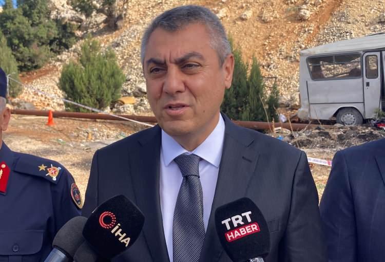 <p><strong>MERSİN VALİSİ TOROS: 4 VATANDAŞIMIZ OLAY YERİNDE HAYATINI KAYBETTİ </strong></p>

<p> </p>

<p>Olay yerinde Mersin Valisi Atilla Toros da inceleme yaparak İl Jandarma Komutanı Tuğgeneral Ercan Atasoy'dan bilgi aldı. Başsağlığı dileyerek kaza ile ilgili bilgi veren Vali Toros, "Sabah saat 06.40 sıralarında Erdemli ilçemize bağlı Sarıkaya Mahallesi Arkıt mevkiinde trafik kazası meydana geldi. Tarım işçilerimizi taşıyan bir minibüs yaklaşık 10 metreden aşağı yuvarlanmış. 4 vatandaşımız olay yerinde hayatını kaybetti, 14 vatandaşımız da hastanelere sevk edildi. Yaralılarımızı da yakından takip ediyoruz. Hepimizin başı sağolsun, son derece üzücü bir kaza" dedi.</p>
