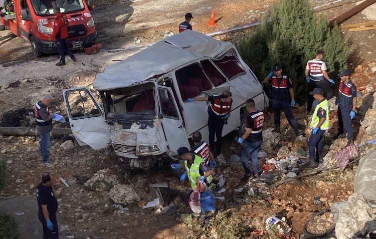 <p>Öte yandan, olay yerinde savcının incelemesinin ardından cenazeler ilçe devlet hastanesi morguna kaldırıldı. Yapılan kimlik tespitiyle ölenlerin isimleri de belirlendi.</p>
