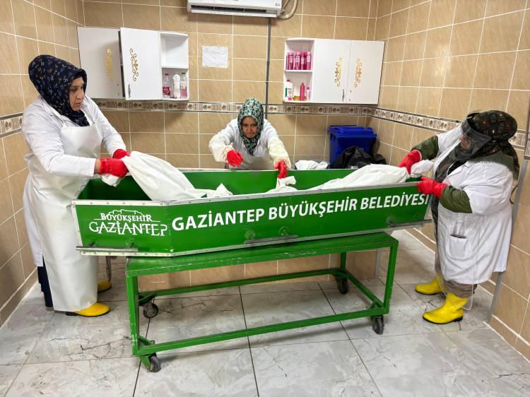<p>Mesleğini yaparken çok etkilendikleri anlar olduğunu da belirten gassal Fehime Erdoğan, <strong>"Özellikle deprem döneminde mesleğimi yaparken çok etkilendim. Her türlü cenaze gördük. Unutamadığımız çok an oluyor ama alışıyoruz. <span style="color:#A52A2A">Ben özellikle genç ölülerden ve çocuklardan çok etkileniyorum.</span> Yaşanmışlıklar ve tanıdık eş, dost, akraba ölümlerinden de çok etkileniyoruz bu işi yaparken. Bunun dışında bazen vücut bütünlüğü bozulmuş, parçalanmış cenazeler de geliyor. Onlar da bizi çok etkiliyor ama işimizin gereğini yapmaya çalışıyoruz."</strong> ifadelerini kullandı. </p>
