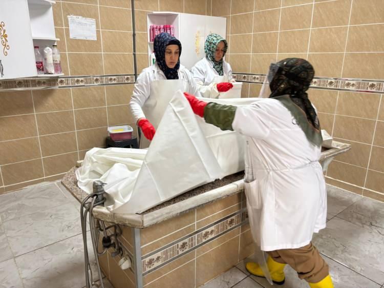 <p>Kadın gassallar, yıllardır yaptıkları mesleklerinin bilinmeyenlerini ve unutamadıkları anları ise ilginç sözlerle anlattı.</p>
