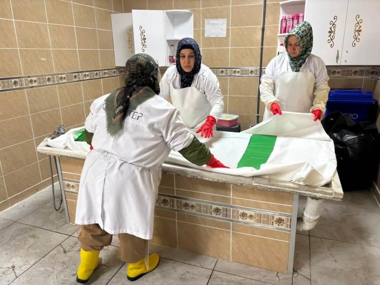 <p><span style="color:#A52A2A"><strong>5 YIL NCE BAŞLADI </strong></span></p>

<p>Gaziantep Asri Mezarlık'taki büyükşehir belediyesine bağlı gasilhanede 5 yıldır özveriyle mesleğini yapan kadın gassal Fehime Erdoğan, işini severek yaptığını belirterek, <strong>"Bu mesleğe 5 yıl önce başladım. Bu mesleği yapmak, insanlara yardımcı olmak, insanların halinden anlamak ve o an acılarına ortak olmak hoşuma gidiyor. Güzel bir meslek, herkesin yapması ve bu meslekten korkmaması gerek. Şuan bu mesleği yapmak isteyen çok kişi var."</strong> dedi.</p>
