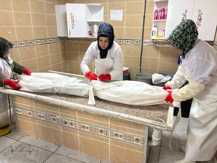 <p><span style="color:#A52A2A"><strong>"SENİN YAPTIĞIN YEMEKLERİ YEMEM"</strong></span></p>

<p>Mesleğine yönelik olumlu ve olumsuz çok tepki aldığını da ifade eden Erdoğan, <strong>"İlk zamanlar çevremden çok olumsuz tepki aldım, 'Bu mesleği nasıl yapıyorsun başka meslek yok mu?',<span style="color:#A52A2A"> 'Senin yaptığın yemekleri yemem'</span> gibisinden çok söyleyen oldu. Tam tersi olarak 'Ne güzel mesleğiniz var', 'Size saygı duyuyorum' diyen de çok oluyor. Bunlar ister istemez bizi etkiliyor ama ben yine de işimi severek yapıyorum."</strong> ifadelerine yer verdi.</p>
