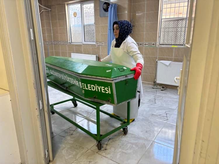 <p>Gaziantep'te 12 yıldır gassallık yaptığını söyleyen ve ilk başlarda çevresinden çok olumsuz tepki aldığını belirten gassal Bedriye Çopur ise, <strong>"Bence gassallık çok güzel ve kutsal bir meslek. Ben 12 yıldır işimi severek yapıyorum. Çevrem ilk başlarda beni ve mesleğimi çok yadırgadı. Çok kez<span style="color:#A52A2A"> 'Elinden yemek yemeyiz, huylanıyoruz'</span> gibi çok şeyler söylendi ama sonradan alıştılar."</strong> şeklinde konuştu.</p>
