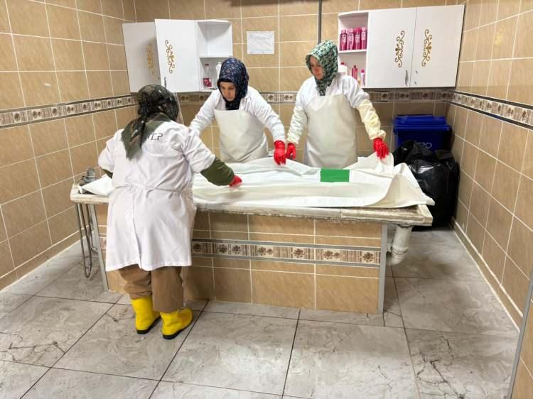 <p><span style="color:#A52A2A"><strong>"ÇOCUKLARIM GELİYOR AKLIMA"</strong></span></p>

<p>Cenaze yıkarken çok kez etkilendiği çok anlar olduğunu da belirten Çopur,<strong> "Ben özellikle genç cenazelerden çok etkileniyorum. Her seferinde çok kötü oluyorum. Çoğu zaman o ailelerle birlikte o acıları biz de yaşıyoruz. Depremde de çok etkilenmiştim.<span style="color:#A52A2A"> Benim annem vefat etti, o yüzden ne zaman bir yaşlı cenaze gelse annemi hatırlıyorum.</span> Gençler öldüğü zaman kendi çocuklarım geliyor aklıma ve çok kötü oluyorum. Psikolojik olarak çöktüğümüz, yıkıldığımız çok an oluyor."</strong> diye konuştu.</p>

<p><strong><em>KAYNAK: İHA</em></strong></p>
