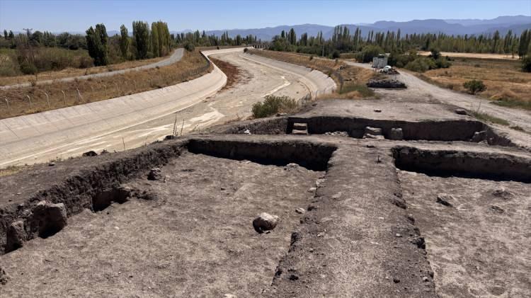 <p>Höyüğün çok zengin kültürel birikime sahip olduğunu vurgulayan Gündüz, kazı çalışmalarının henüz üçüncü yılında olmasına rağmen elde edilen bulguların 10 yıllık bir kazı çalışmasına eş değer olduğunu sözlerine ekledi.</p>

<p> </p>
