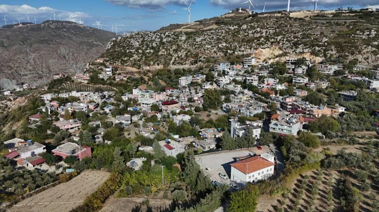 <p>Nüfusunun kalabalık olmasıyla tanınmış bir mahalle olan Gözene’yi ön plana çıkaransa mahallede yaşayan herkesin soy isminin ‘Dadük’ olması. </p>
