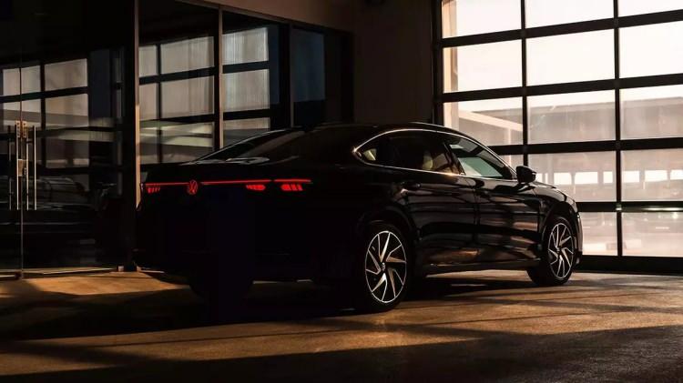 <p>Ayrıca, segmentinin en uzun ve şimdiye kadar üretilmiş en geniş Passat'ı olan Passat, yolculara içeri adım attıkları anda hissettikleri özgürlük hissini, gerçek bir business class deneyimi sunuyor.</p>
