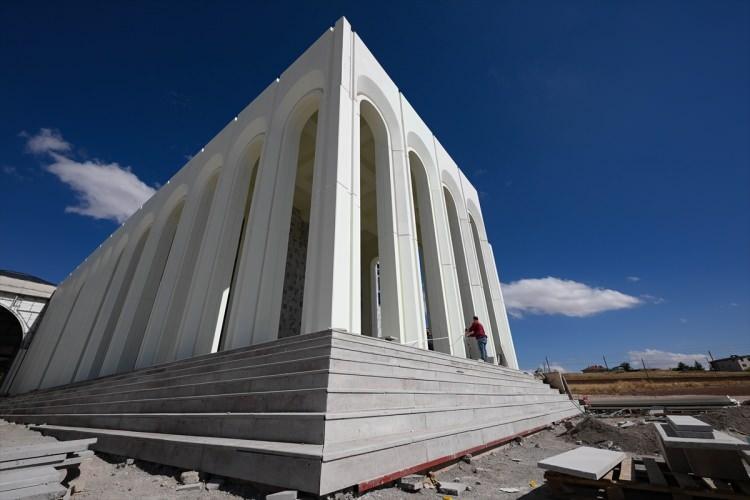 <p>"Buranın içinde cemevinin 4 kapısı vardır. Kapılardan biri şeriat, biri tarikat, biri marifet, biri hakikattir. </p>
