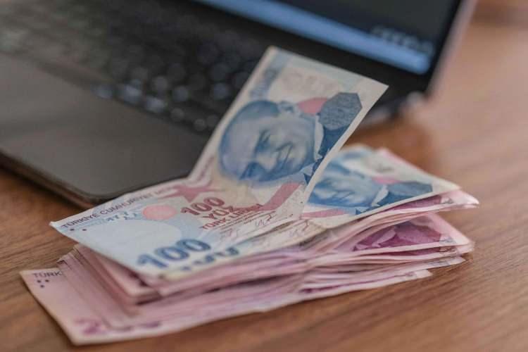 <p>Satın alınan binek otomobillerde ise yine 2024 yılında ÖTV ve KDV tutarlarının en fazla 990 bin liralık kısmı gider kabul edilebiliyordu. Bu tutarın 1 milyon 217 bin 700 liraya yükselmesi bekleniyor. Ayrıca binek otomobillere ilişkin yakıt, tamir, bakım, otopark, otoyol, köprü, sigorta gibi giderlerin de en fazla yüzde 70’i kazançtan düşülebiliyor.<br />
</p>