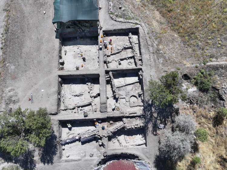 <p>Gökhöyük'te Demir Çağı, Tunç Çağı, Kalkolitik Çağ ve Neolitik döneme ait yaşam izlerinin aynı alanda gözlemlenebildiğini vurgulayan Gündüz, şunları kaydetti:</p>
