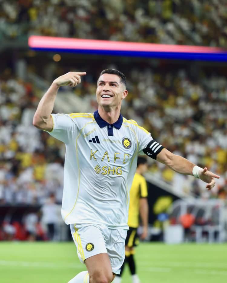 <p><strong>Bloomberg Milyarderler Endeksi'ne göre,</strong> Cristiano Ronaldo, 1,4 milyar dolarlık net servetiyle ilk milyarder futbolcu oldu.</p>
