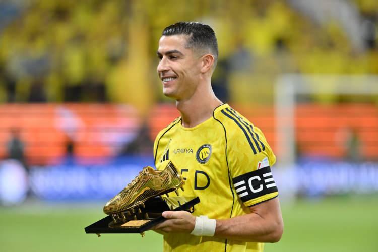 <p>Dünyanın en popüler Amerikan dergisi FORBES'a göre de Ronaldo şu anda aktif olarak dünyanın en çok kazanan sporcusu konumunda.<br />
<br />
 </p>
