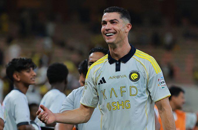 <p>Futbol tarihine damga vuran isimlerden Cristiano Ronaldo, dikkat çeken bir alanda ilki yaşayarak tarihe geçti.</p>

