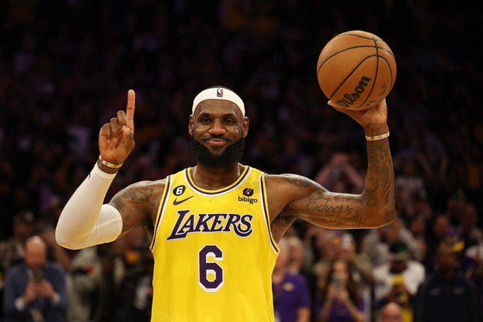 <p>6. LeBron James (133.8 milyon $)</p>