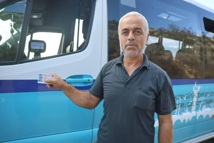 <p><span style="color:#B22222"><strong>"DEDEDEN GELEN SOY İSMİ, HALA TAŞIMAYA DEVAM EDİYORUZ"</strong></span></p>

<p>Atalarından kendilerine kalan ‘Dadük’ soy ismini taşımaya devam ettiklerini belirten Muhsin Dadük, <strong>"Hepimizin soy isimleri ‘Dadük’. Dededen gelen soy ismi, hala taşımaya devam ediyoruz. Bundan önce değişiklik olmadı ve olmayacak. Eskiden kimlik numaraları olmadan çok karışıklık çıkardı. Kimlik numarasını çıktıktan sonra sorun çözüldü. Benim ismimde Muhsin Dadük, köyde herkesin soy ismi ‘Dadük’ oldu" </strong>ifadelerini kullandı.</p>
