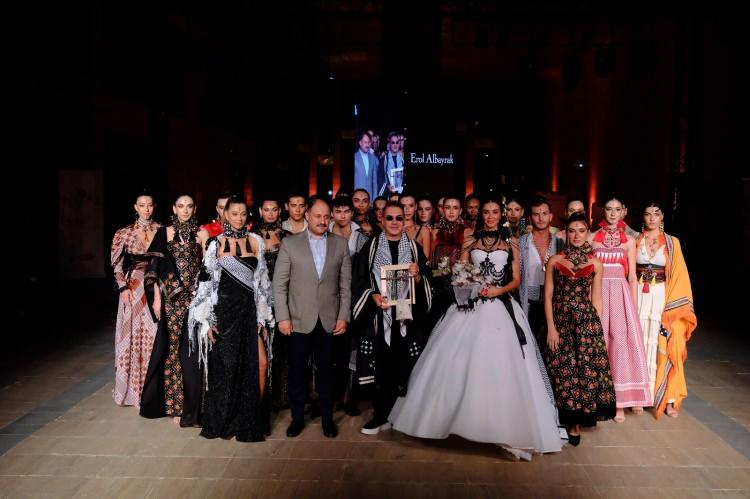 <p>Şanlıurfa Büyükşehir Belediyesi Kültür ve Turizm Daire Başkanlığı, kentin köklü kültürel mirasını günümüz modasıyla buluşturan özgün bir girişime imza attı. Şanlıurfa Müzesi’nde düzenlenen ve yoğun katılımla gerçekleşen tanıtım programında “Moira by Urfa” adlı özel moda koleksiyonu büyük ilgi gördü.</p>

<p> </p>
