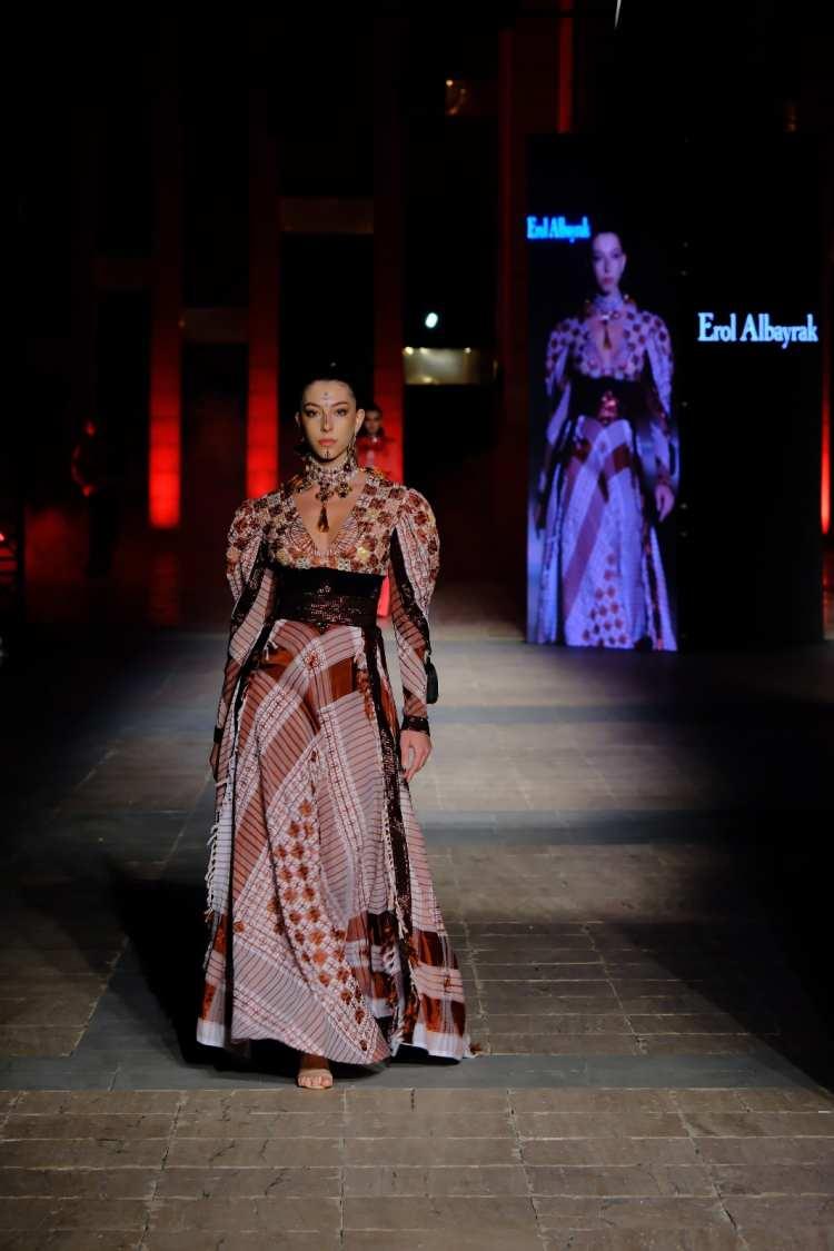 <p><strong>"Moira" ismi, mitolojide kaderin dokuyucularını temsil eder. Biz de inanıyoruz ki Urfa, kendi kaderini &uuml;retimle, emekle, sanatla ve tasarımla dokuyan bir şehirdir. Aynı zamanda bu isim, şehrimizin tarihsel hafızasında da &ouml;zel bir yere sahiptir"</strong>&nbsp;dedi.</p>
