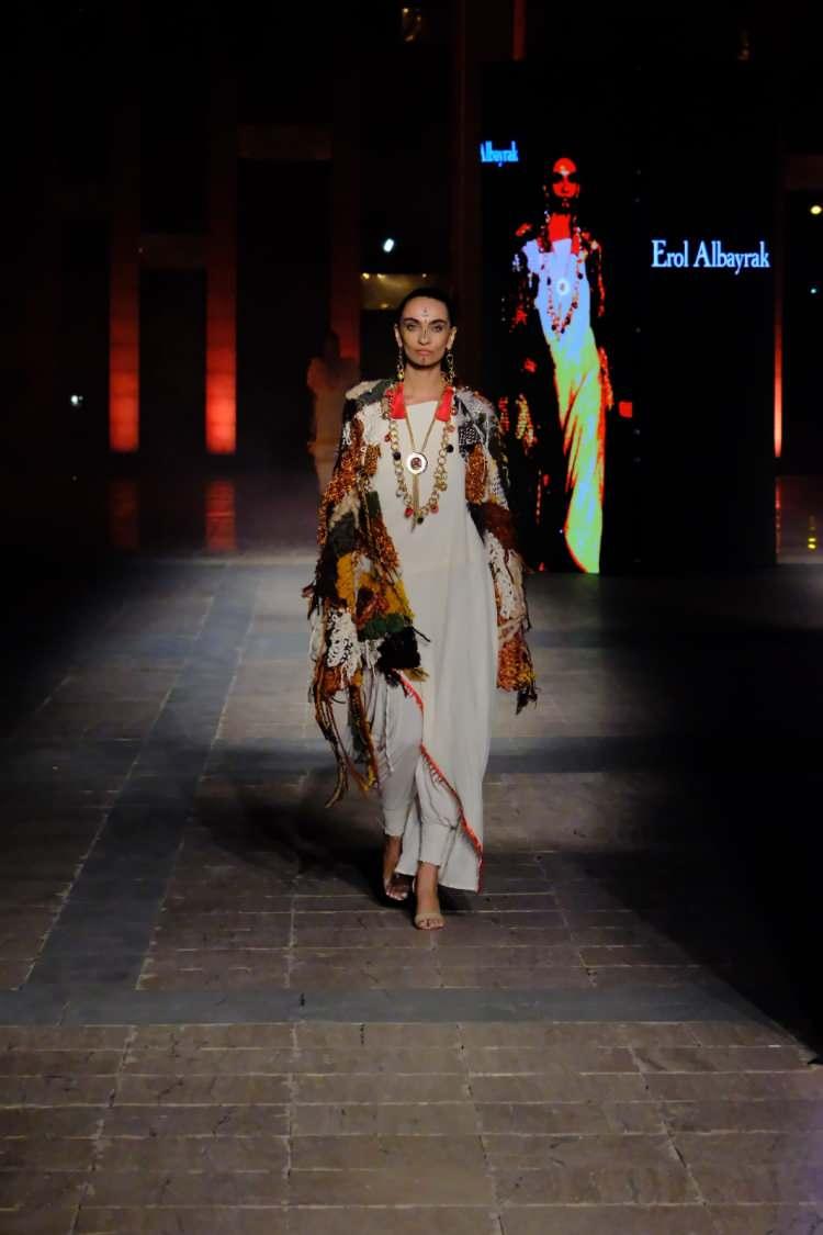 <p>Başkan&nbsp; G&uuml;lpınar, kadınların el emeği, tasarımcıların vizyonu ve bu şehrin kadim k&uuml;lt&uuml;r&uuml;yle ortaya &ccedil;ıkan bu koleksiyonun, Urfa&rsquo;nın sesini artık modanın diliyle de duyurduğuna dikkat &ccedil;ekerek, <strong>"Urfa&rsquo;nın pamuğu artık sadece tarlada değil, tasarımda da filizleniyor. Urfa&rsquo;nın kadınları artık sadece &uuml;retimde değil, markalaşmanın merkezinde yer alıyor. Ve Urfa&rsquo;nın sanat ruhu artık sadece m&uuml;zelerde değil, d&uuml;nyanın moda sahnelerinde de yankılanıyor"</strong>&nbsp;diye ifade etti.</p>
