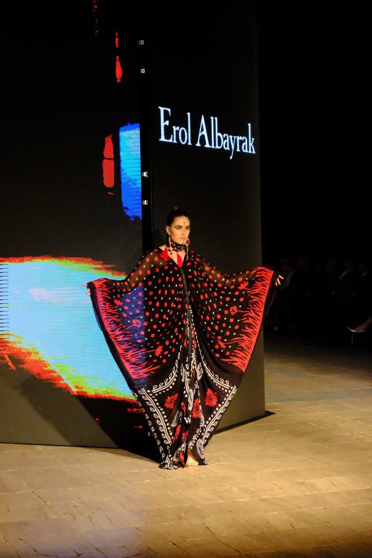 <p><strong>"Şanlıurfa B&uuml;y&uuml;kşehir Belediyesi olarak; Biz de unutulmaya y&uuml;z tutmuş bu kadim emeği, &ccedil;ağdaş bir anlatımla yeniden yorumlayarak Urfa dokusunu d&uuml;nyaya tanıtmak istedik"</strong> diyen G&uuml;lpınar, konuşmasında şu ifadelere yer verdi:</p>
