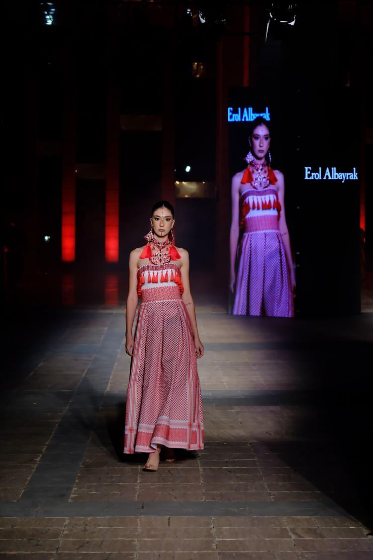 <p><strong>"Bizim hedefimiz, sadece k&uuml;lt&uuml;rel mirasımızı korumak değil; onu geleceğe taşıyacak k&ouml;pr&uuml;ler kurmaktır. Biz, bu toprakların ilmek ilmek dokunan emeğini, bu şehrin zarafetini ve estetik mirasını geleceğe taşımaya kararlıyız. Bu vesileyle bu &ouml;zel projenin ortaya &ccedil;ıkmasında emeği ge&ccedil;en tasarımcımıza, y&ouml;resel dokuma ustalarımıza, el emeğini ve y&uuml;reğini ortaya koyan kadınlarımıza, proje ekibimize ve t&uuml;m paydaşlarımıza g&ouml;n&uuml;lden teşekk&uuml;r ediyorum. Şanlıurfa; her dokusunda tarih, her deseninde anlam taşıyan bir şehir&hellip; Biz bu zenginliği koruyacak, yaşatacak ve d&uuml;nyaya anlatmaya devam edeceğiz."</strong></p>
