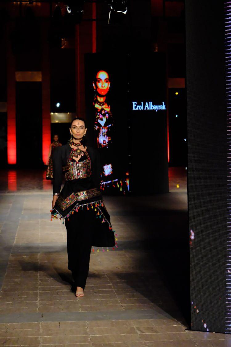 <p>Şanlıurfa'nın kumaşlarının ger&ccedil;ekten &ccedil;ok değerli olduğunu dile getiren Başkan G&uuml;lpınar,<strong> "Bu kumaşları ekonomiye kazandırmamız gerekiyor ve bizim i&ccedil;in en &ouml;nemli husus da bu. &Ouml;zellikle kadınlarımızın &uuml;retime ve istihdama katılımı a&ccedil;ısından bu kumaşların b&uuml;y&uuml;k bir potansiyele sahip olduğunu d&uuml;ş&uuml;n&uuml;yoruz. Asıl hedefimiz, bu yerel değerleri kadınlarımızın emeğiyle birleştirerek ekonomik faydaya d&ouml;n&uuml;şt&uuml;rmek. Bu s&uuml;re&ccedil;, bizim i&ccedil;in olduk&ccedil;a &ouml;nemli ve bundan sonraki adımlar da bu doğrultuda şekillenecek" </strong>şeklinde konuştu.</p>
