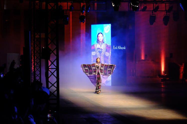 <p>Başkan G&uuml;lpınar, Londra&rsquo;da yaşayan tasarımcı Saadet T&uuml;rkmen ve Tasarımcı Erol Albayrak&rsquo;a teşekk&uuml;r etti.</p>
