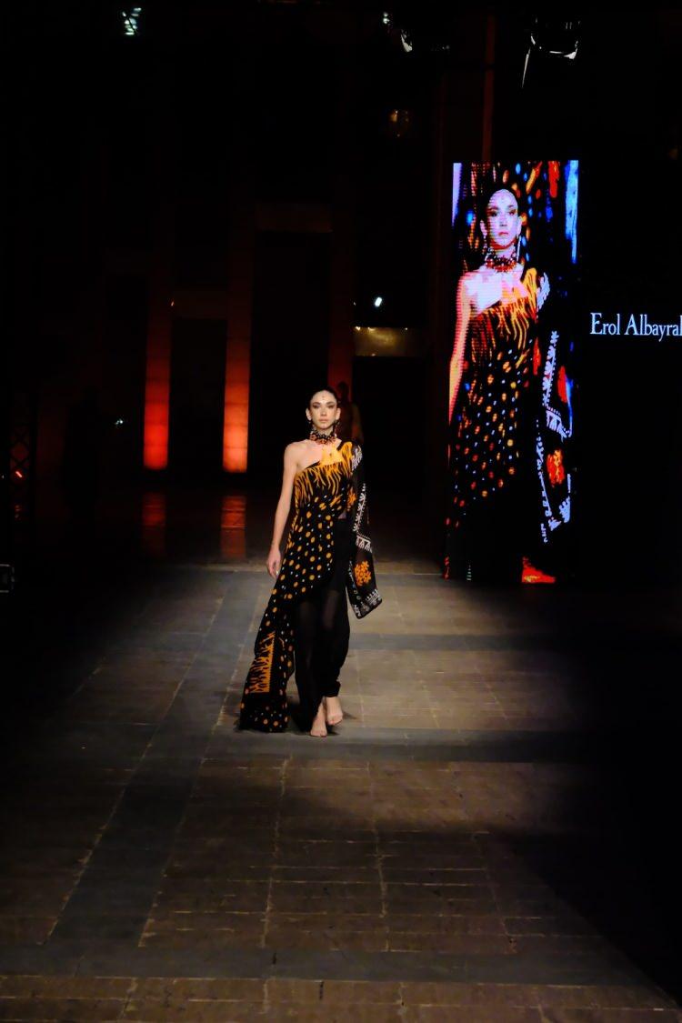 <p><strong>URFA&rsquo;NIN DOKUMA K&Uuml;LT&Uuml;R&Uuml; DEFİLEYLE TA&Ccedil;LANDI</strong></p>

<p>Daha sonra podyuma &ccedil;ıkan mankenler, <strong>"Moira by Urfa"</strong> koleksiyonunu sergiledi.</p>
