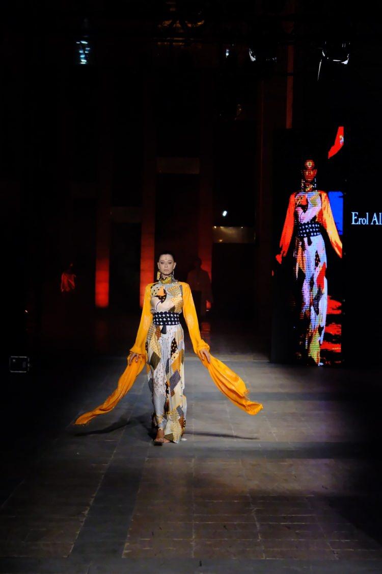 <p>Defilede &Ouml;zge Ulusoy, Ece Y&uuml;cetan ve G&ouml;zde G&uuml;rkan gibi tanınmış mankenlerin yanı sıra yabancı modeller de yer aldı. Podyuma &ccedil;ıkan modellerin zarif y&uuml;r&uuml;y&uuml;ş&uuml; ve giydikleri tasarımlar izleyicilerden b&uuml;y&uuml;k alkış aldı. Defile, sadece bir moda g&ouml;sterisi değil; aynı zamanda Şanlıurfa&rsquo;nın binlerce yıllık el sanatları mirasını onurlandıran anlamlı bir etkinlik olarak &ouml;ne &ccedil;ıktı.</p>
