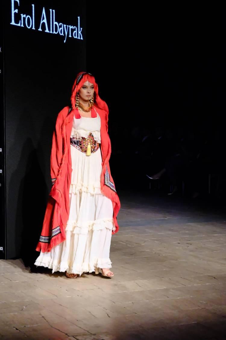 <p>Tasarımcı Erol Albayrak, Şanlıurfa gibi tarihi bir yere ilk defa geldiğini belirterek, değerli bir koleksiyonu hazırlamanın kendisi i&ccedil;in &ccedil;ok b&uuml;y&uuml;k bir onur olduğunu s&ouml;yledi. Bu defilenin ger&ccedil;ekleşmesine sebep olan herkese teşekk&uuml;r eden Albayrak, &ccedil;ulha, ehram ve y&ouml;resel kumaş motiflerine hayat vermenin b&uuml;y&uuml;k bir iyilik olduğunu belirtti.</p>
