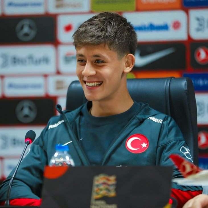 <p><strong>SOSYAL MEDYADA BEĞENİ TOPLADI</strong></p>

<p>İkilinin bu etkileşimi, kısa sürede sosyal medyada binlerce beğeni ve yorum aldı.</p>

<p> </p>

