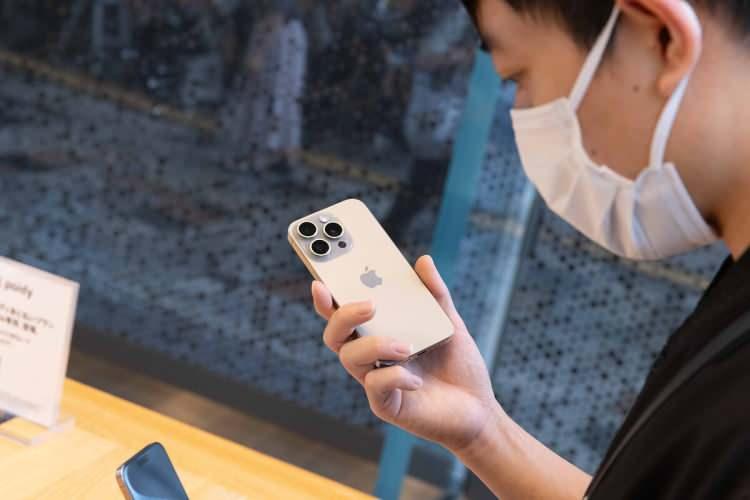 <p>Bir WhatsApp hesapı ele geçirildiğinde, dolandırıcılar özel mesajlarınıza erişebilir veya dolandırıcılık ya da gasp amacıyla kimliğinize bürünebilirler.</p>

<p> </p>
