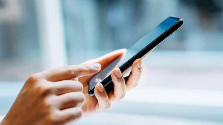 <p><strong>3. ÇAĞRI YÖNLENDİRME İSTİSMARI</strong></p>
<p>Çağrı yönlendirme istismarı, dolandırıcıların WhatsApp hesaplarını ele geçirmek için kullandıkları aldatıcı bir taktiktir.</p>
<p>Kurbanları, teslimat doğrulaması gibi sahte gerekçelerle, saldırganın numarasının ardından '*21*' gibi özel kodları çevirmeye ikna ederler.</p>