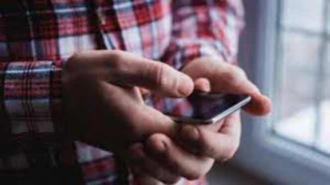 <p><strong>5. KÖTÜ AMAÇLI UYGULAMALAR VE CASUS YAZILIMLAR</strong></p>
<p>Kötü amaçlı uygulamalar, Truva atları ve hatta Pegasus gibi gelişmiş casus yazılımlar, WhatsApp hesaplarını ve içerisindeki tüm verileri ele geçirmek için kullanılabilir.</p>
<p>Bu programlar mesajları ve doğrulama kodlarını çalabilir, hatta cihazı uzaktan kontrol edebilir.</p>