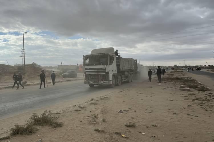 <p>İsrail'in 2 yıl boyunca saldırdığı ve insani krizin <strong>"felaket"</strong> boyutuna ulaştığı Gazze'ye günlük 600 tırın giriş yapması gerekiyor.</p>
