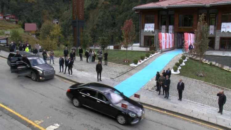 <p>Cumhurbaşkanı Erdoğan, Ayder Yaylası'nda inceleme ve ziyaretlerinin ardından Rize'de AK Parti Genişletilmiş İl Danışma Meclis Toplantısı ile Sivil Toplum Kuruluşları Buluşma programlarına katılacak.</p>
