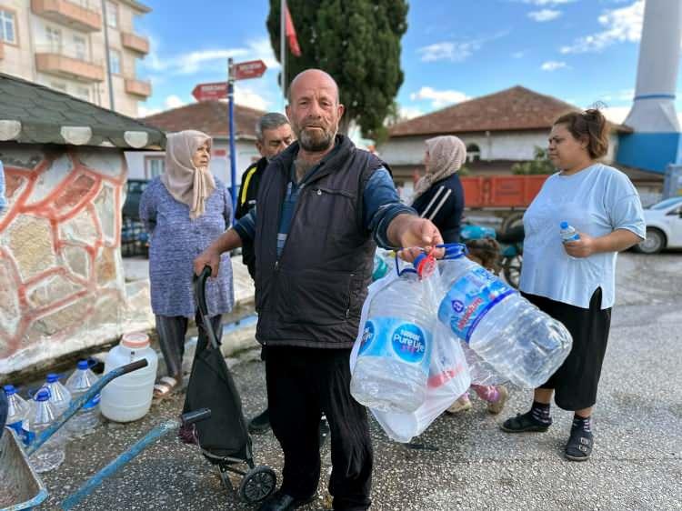 <p><span style="color:#A52A2A"><strong>CHP'Lİ BAŞKAN SU KESİNTİSİ OLABİLECEĞİNİ SÖYLEMİŞTİ</strong></span></p>

<p><strong>Edirne Belediye Başkanı Filiz Gencan, </strong>2 gün önce belediye meclisi toplantısında söz konusu hattın eski olması nedeniyle basınç yükseldiği zaman bazı hatlarda patlaklar yaşandığını, su kesintileri olabileceğini söylemişti.</p>
