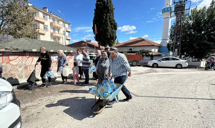 <p>İki gündür su kesintisinin yaşandığı Yıldırım Beyazıt Mahallesi’nde vatandaşlar, çeşme önlerinde sıraya girerek pet şişeler ve bidonları doldurup evlerine taşımaya başladı.</p>
