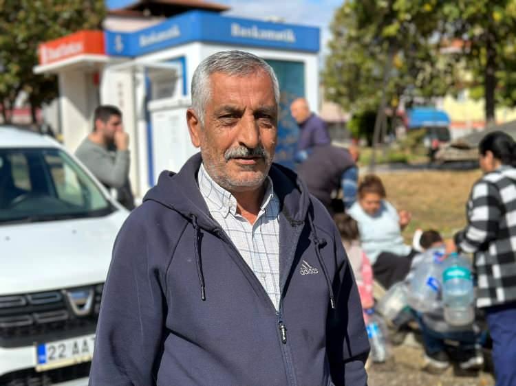 <p><span style="color:#A52A2A"><strong>TÜM İHTİYAÇLAR TAŞIMA SUYUYLA GİDERİLİYOR</strong></span></p>

<p>Mahalleli Salim Umut da, <strong>"Daha önce de su kesintileri yaşadık ama bu seferki çok uzun oldu. 2 gün öncesi sularımız kesildi, o gün bugündür suyumuz yok. Tüm ihtiyaçlarımızı taşıma suyuyla karşılıyoruz. Yağmurlar yağmadı, dolayısıyla barajlarda da su yok. Kimseye suç bulmak da istemiyorum. Belediye başkanıyla konuştum, 3-5 gündür sıkıntı olacak, dedi. İdare etmeye çalışıyoruz."</strong> diye konuştu.</p>
