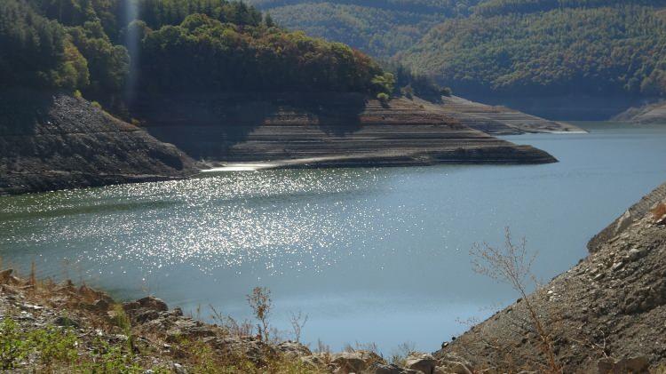 <p>Kesintilerin, suyun dengeli dağıtımı amacıyla alınan geçici bir önlem olduğunu belirten yetkililer, su kaynaklarının sürdürülebilir şekilde yönetilebilmesi için, su kullanımını tasarruflu yapmaları için vatandaşlara çağrıda bulundular.</p>
